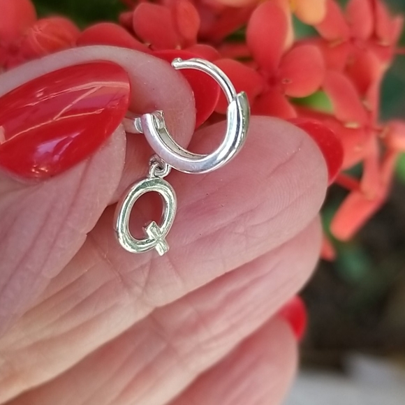 Single Sterling Silver huggie with Q initial - Picture 2 of 4